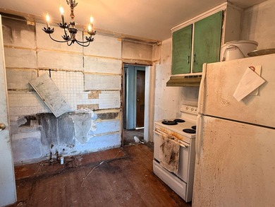 Handyman Special! This 3 bedroom, in town home is ready for its - photo 12