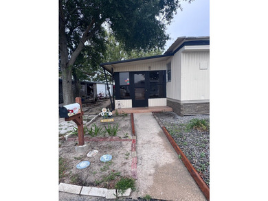 2 Bedrooms - 1 Bathroom Enjoy beautiful lake views around the - photo 2