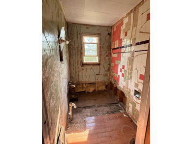 Handyman Special! This 3 bedroom, in town home is ready for its - photo 16