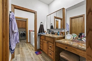 This custom-built 2022 home in Sandpoint on Lake Texoma offers - photo 19