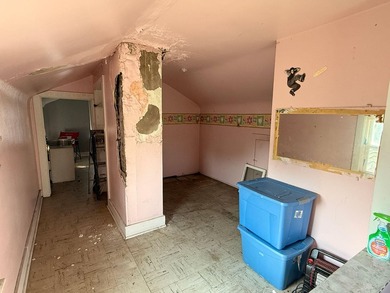 Handyman Special! This 3 bedroom, in town home is ready for its - photo 20