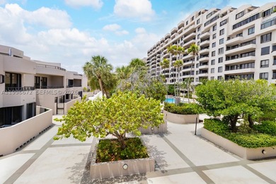 Exceptionally rare beachfront, standalone, townhouse in Key - photo 32