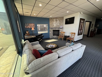 Versatile 20'x45' commercial condo featuring a 14'x14' insulated - photo 8