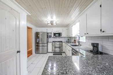 Looking for space, privacy, and room to spread out? This 3 - photo 15
