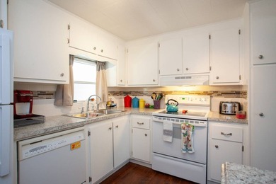 Updated in 2019. Square-shape kitchen. Separate dining area - photo 9