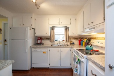 Updated in 2019. Square-shape kitchen. Separate dining area - photo 10