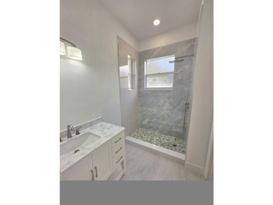 RENOVATED! New Kitchen cabinets, new quartz counter top, New - photo 15