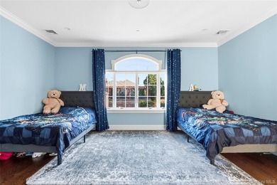 Nestled within the prestigious waterfront enclave of Malba, one - photo 17