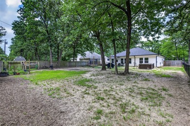 Welcome home to this modern and cozy home in Gun Barrel City! - photo 22