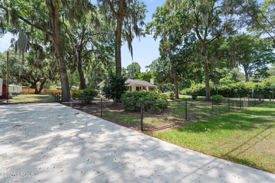 Nestled on a spacious 0.45-acre corner lot in the heart of Mossy - photo 35