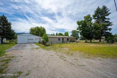 Situated on approx 1/2 acre, this well-maintained 3-bedroom - photo 1