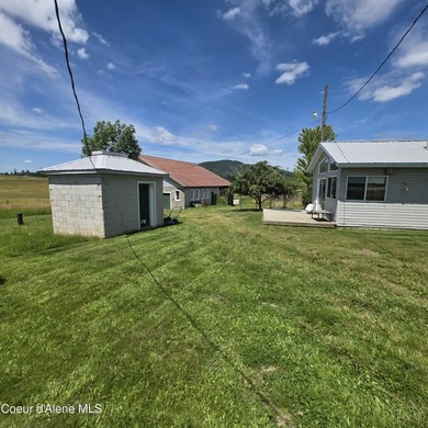 This rare find 3-bedroom home is centrally located and offers - photo 3
