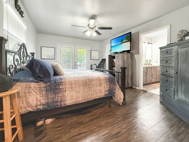 Beautifully updated and versatile property just a short distance - photo 9