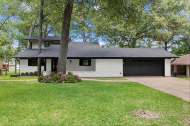 BEAUTIFUL WATERFRONT HOME – GOLDEN ACRES SUBDIVISION! - Lake Home For Sale in Crockett, Texas