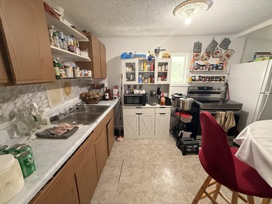 3-bedroom, 1.5-bath home. The home features a comfortable layout - photo 3