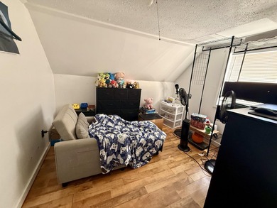 3-bedroom, 1.5-bath home. The home features a comfortable layout - photo 8