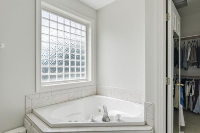 Beautiful home located in an elegant peaceful neighborhood - photo 12