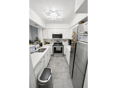 ?? Spacious 3-bedroom, 2-bathroom apartment located on the