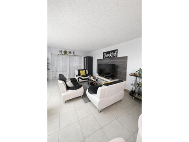?? Spacious 3-bedroom, 2-bathroom apartment located on the