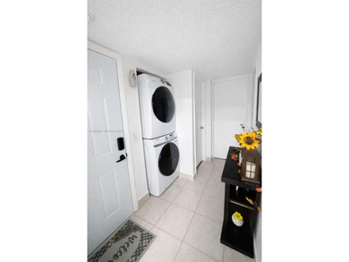 ?? Spacious 3-bedroom, 2-bathroom apartment located on the