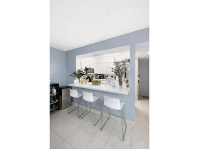 ?? Spacious 3-bedroom, 2-bathroom apartment located on the