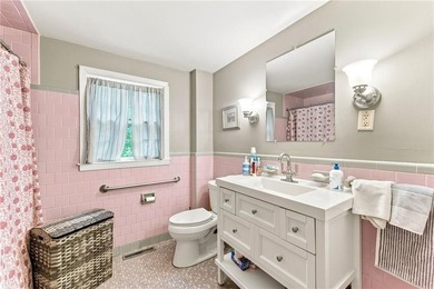 Opportunity knocks! Quintessential split home set in an ideal - photo 19
