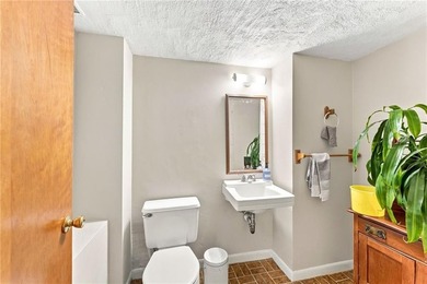 Opportunity knocks! Quintessential split home set in an ideal - photo 23