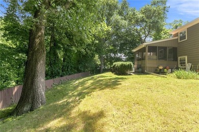 Opportunity knocks! Quintessential split home set in an ideal - photo 26