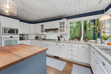 BEST VALUE ON THE LAKE. Waterfront Lake Oswego living in a - photo 12