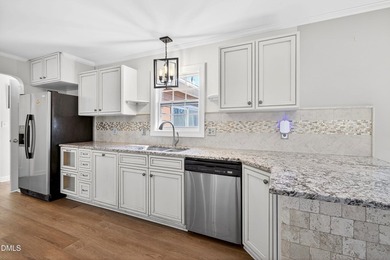 At almost 2,700 sq. ft, this large BEAUTIFULLY REMODELED - photo 6