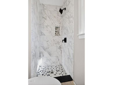 At almost 2,700 sq. ft, this large BEAUTIFULLY REMODELED - photo 9