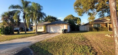 Beautiful 4/2 home with enclosed pool, open floor plan, vaulted - photo 2