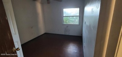 Beautiful 4/2 home with enclosed pool, open floor plan, vaulted - photo 3