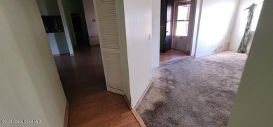 Beautiful 4/2 home with enclosed pool, open floor plan, vaulted - photo 4