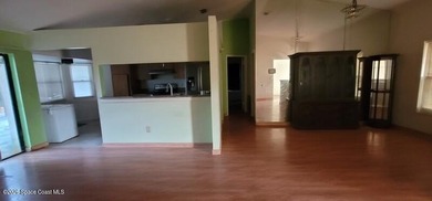 Beautiful 4/2 home with enclosed pool, open floor plan, vaulted - photo 5
