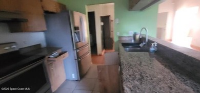 Beautiful 4/2 home with enclosed pool, open floor plan, vaulted - photo 9