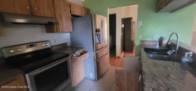 Beautiful 4/2 home with enclosed pool, open floor plan, vaulted - photo 10