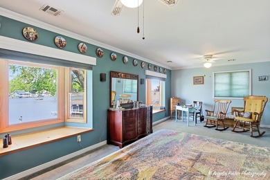 GORGEOUS FOX RIVERFRONT 3 BED / 2 BATH 2-STORY HOME WITH 58 FEET - photo 21