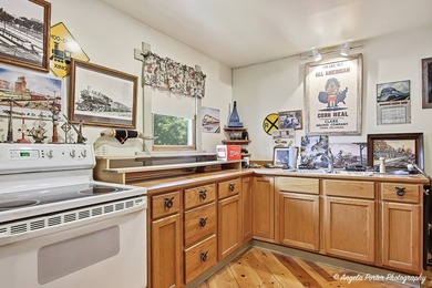 GORGEOUS FOX RIVERFRONT 3 BED / 2 BATH 2-STORY HOME WITH 58 FEET - photo 24