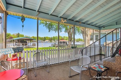 GORGEOUS FOX RIVERFRONT 3 BED / 2 BATH 2-STORY HOME WITH 58 FEET - photo 28