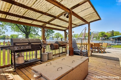 GORGEOUS FOX RIVERFRONT 3 BED / 2 BATH 2-STORY HOME WITH 58 FEET - photo 30