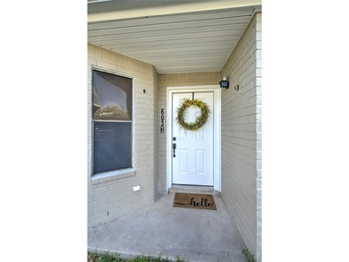 Discover the charm of this refreshed 2-bedroom, 2.5-bathroom - photo 3