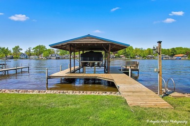GORGEOUS FOX RIVERFRONT 3 BED / 2 BATH 2-STORY HOME WITH 58 FEET - photo 34