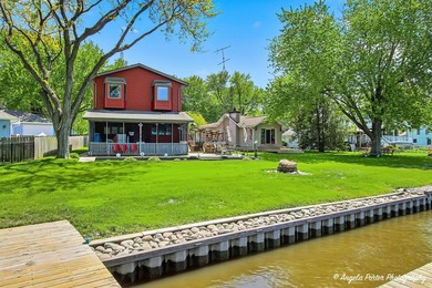 GORGEOUS FOX RIVERFRONT 3 BED / 2 BATH 2-STORY HOME WITH 58 FEET - photo 35