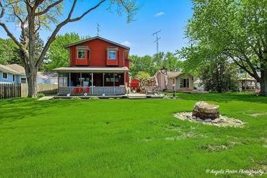 GORGEOUS FOX RIVERFRONT 3 BED / 2 BATH 2-STORY HOME WITH 58 FEET - photo 40