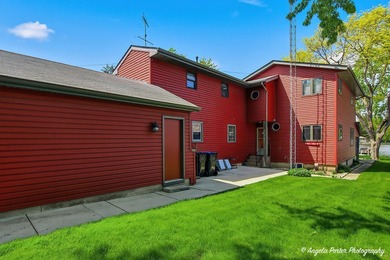 GORGEOUS FOX RIVERFRONT 3 BED / 2 BATH 2-STORY HOME WITH 58 FEET - photo 41