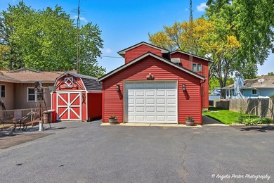 GORGEOUS FOX RIVERFRONT 3 BED / 2 BATH 2-STORY HOME WITH 58 FEET - photo 43