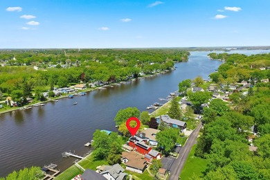 GORGEOUS FOX RIVERFRONT 3 BED / 2 BATH 2-STORY HOME WITH 58 FEET - photo 47