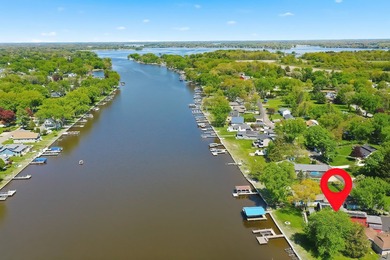 GORGEOUS FOX RIVERFRONT 3 BED / 2 BATH 2-STORY HOME WITH 58 FEET - photo 48
