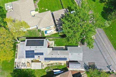 GORGEOUS FOX RIVERFRONT 3 BED / 2 BATH 2-STORY HOME WITH 58 FEET - photo 50